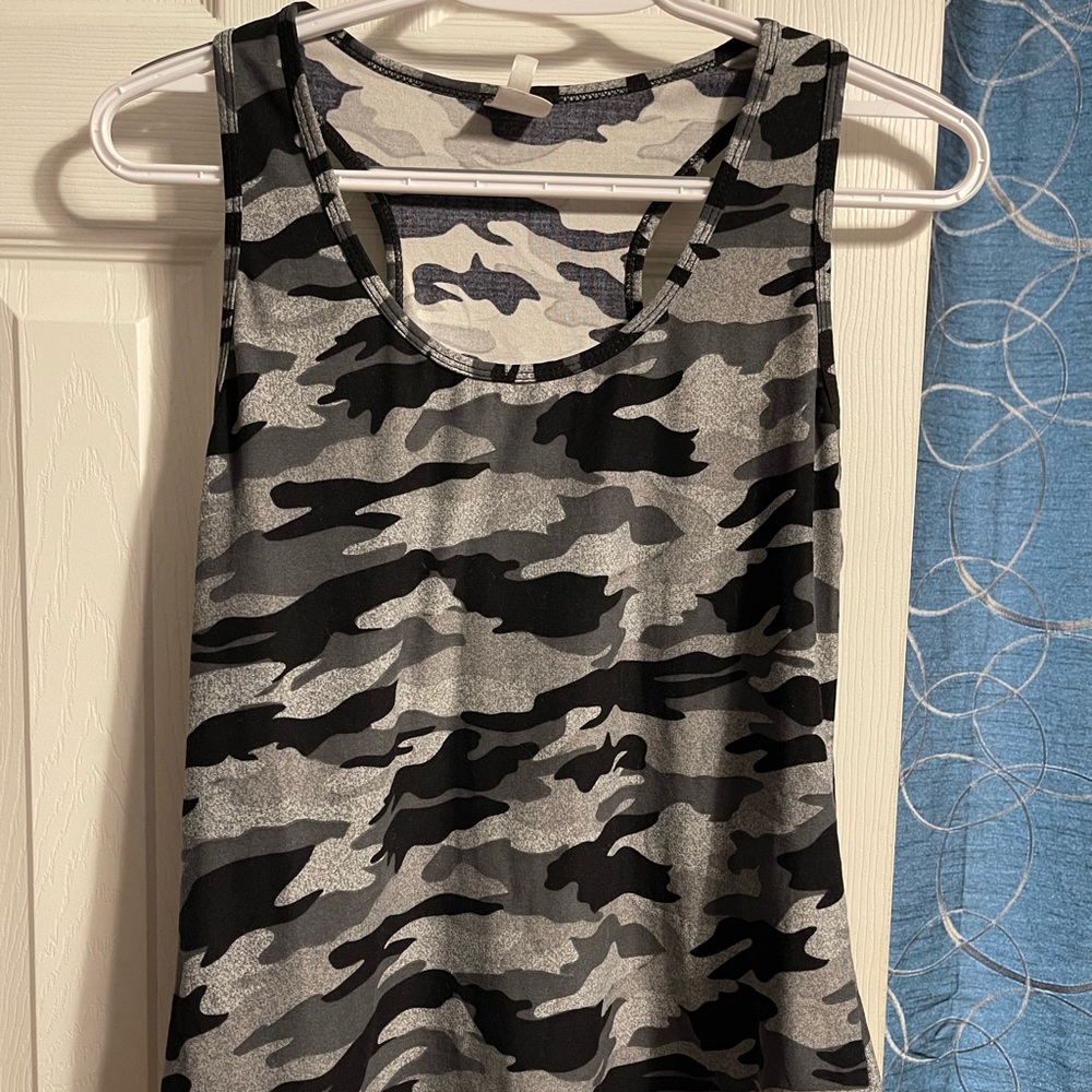 Itzon Black/Grey Camo Racerback Tank
Never Warn. Size L Runs Small